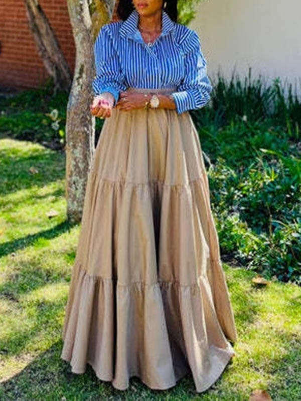 Zweiteiliges Set aus Bluse mit geteiltem Revers und gestreiftem A-Linien-Faltenrock mit hoher Taille