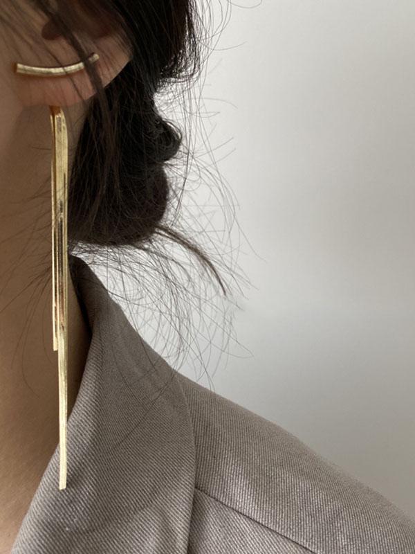 Originaler, massiver, glänzender Ohrhänger mit Quaste