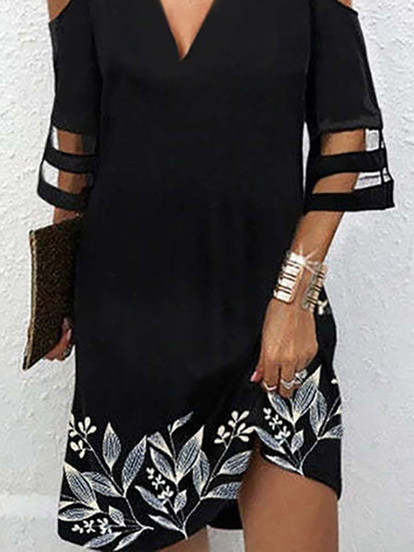 Robe courte ample à manches mi-longues et épaules dénudées, en maille imprimée à feuilles creuses