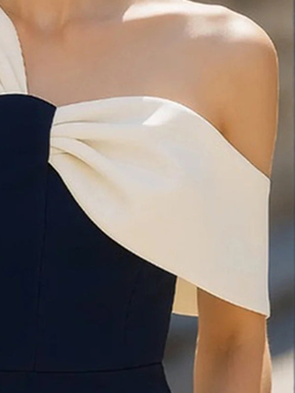 Lockere, asymmetrische, kontrastfarbene, plissierte Blusen und Hemden mit geteilter Schulterpartie