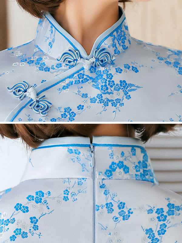 Kurzes Cheongsam mit Stehkragen und Pflaumenblüten-Print 