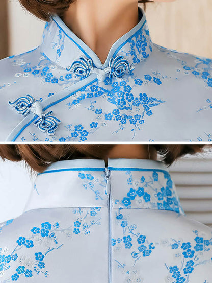 Kurzes Cheongsam mit Stehkragen und Pflaumenblüten-Print 