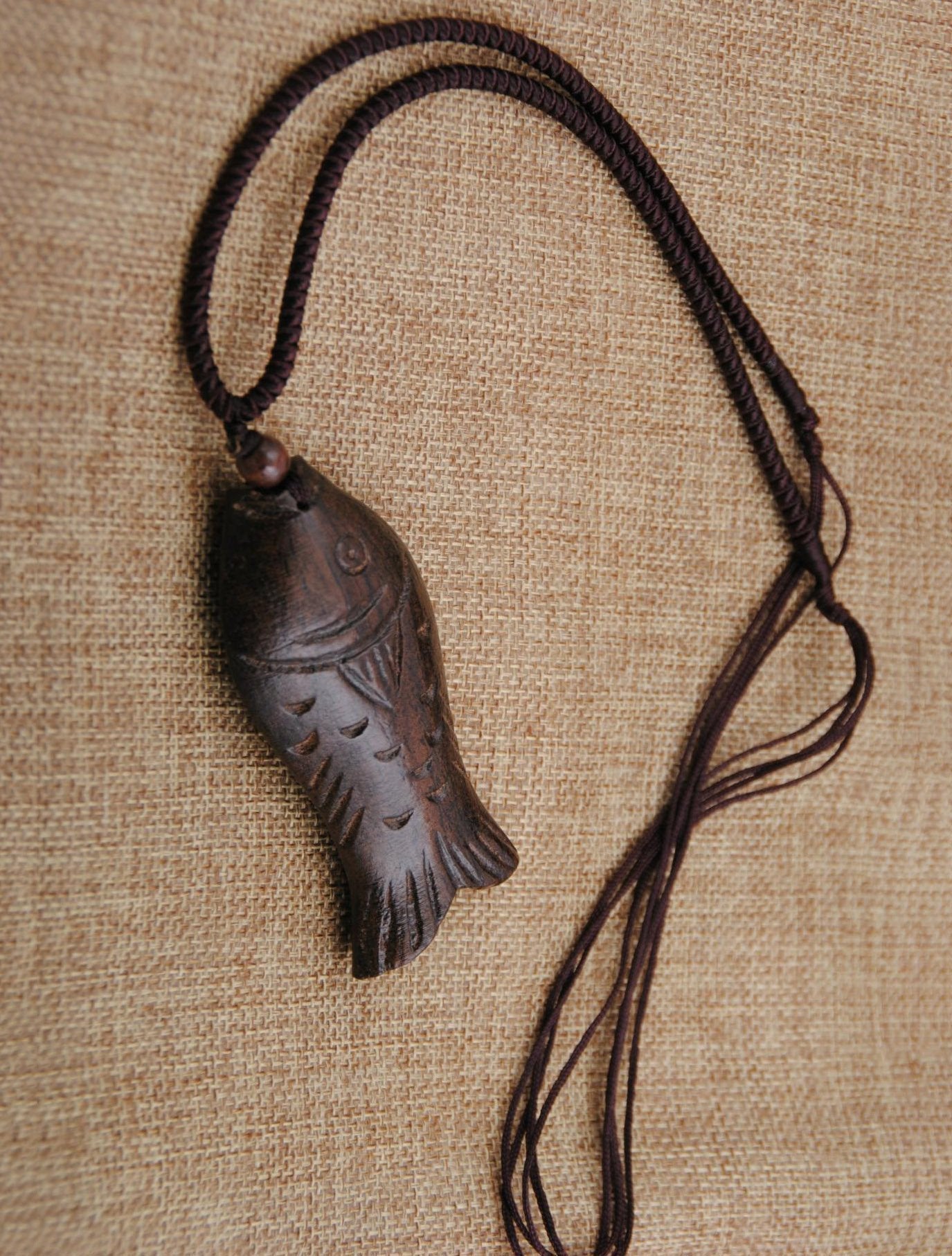 Collier poisson en bois naturel national 