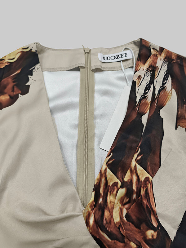 Langärmliger, lockerer Jumpsuit mit Blumenmuster, Plissee und geteiltem V-Ausschnitt 