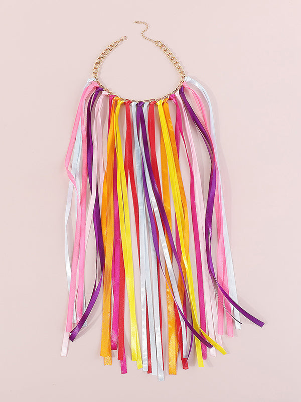 Colliers et accessoires de couleurs contrastées 