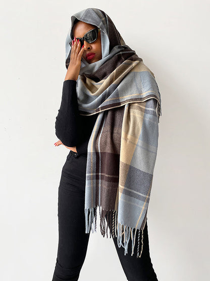 Châle et écharpe à pompons à rayures et carreaux de couleur contrastée 