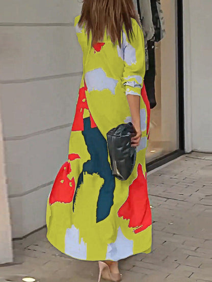 Lockeres, gewickeltes Hemdkleid mit Knöpfen, kontrastfarbenen Taschen, bedrucktem Schlitz an der Seite 