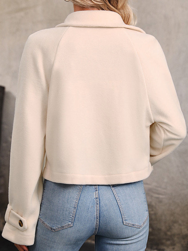 Langärmlige, locker geknöpfte Oberbekleidung mit geteiltem Kragen und Revers 