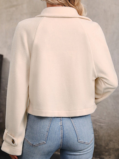 Langärmlige, locker geknöpfte Oberbekleidung mit geteiltem Kragen und Revers 