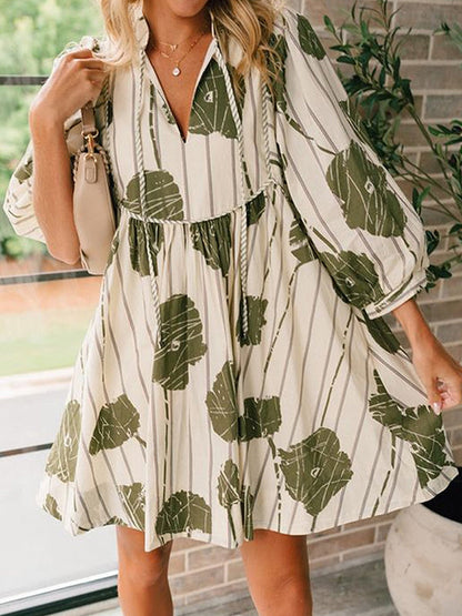 Hoch taillierte, langärmelige, bedruckte Minikleider mit V-Ausschnitt und Bindeband 