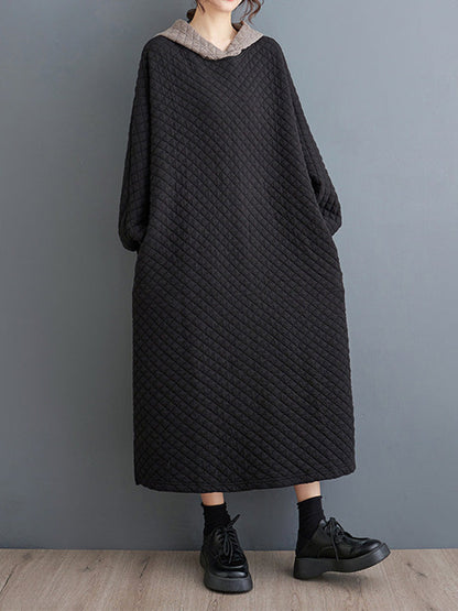 Robe mi-longue trapèze à manches longues et capuche matelassée fendue sur les côtés 