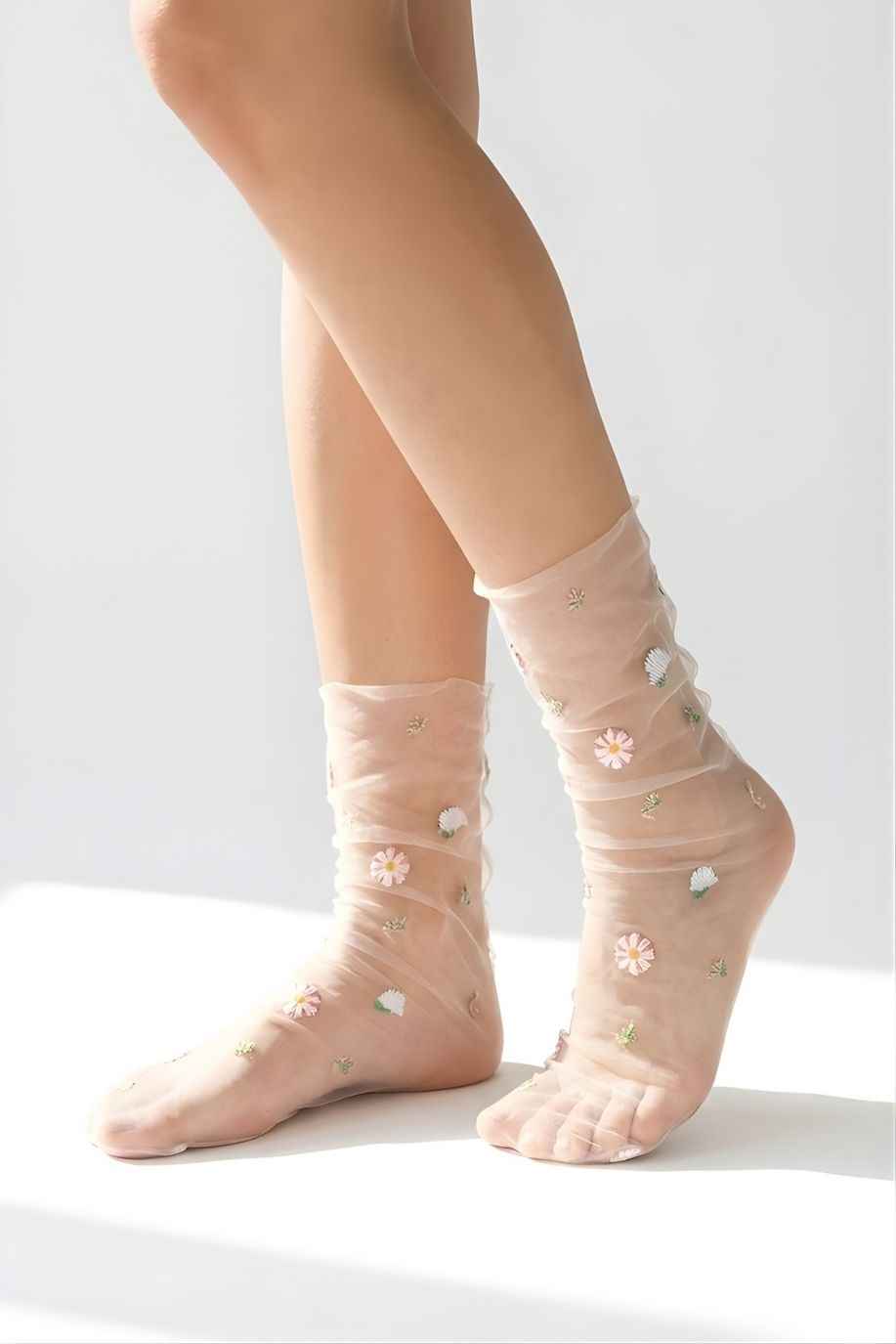 Sheer Garden Daisy Crew Socks