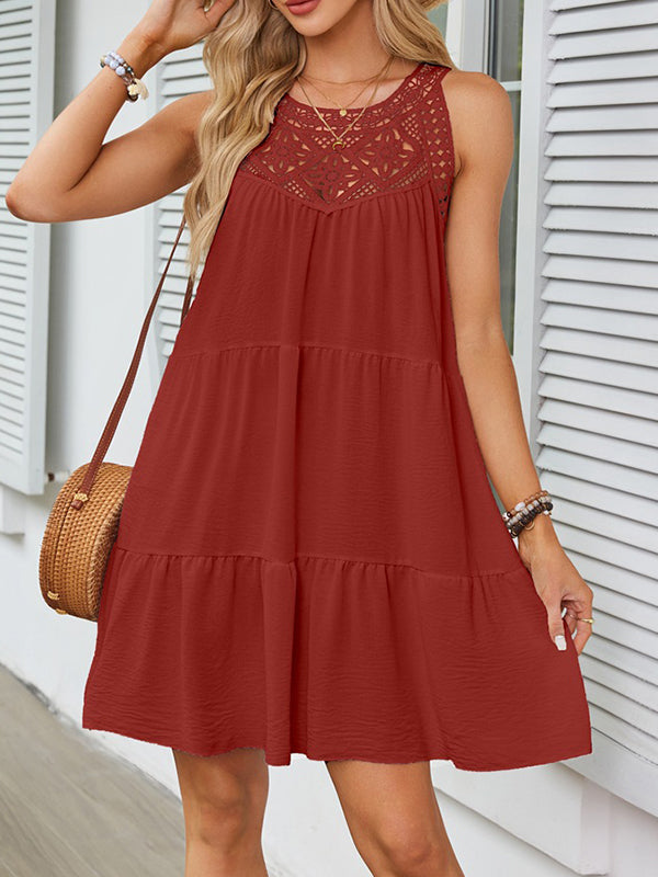 Mini-robe ample sans manches à plis creux de couleur unie, à col rond et à fentes 