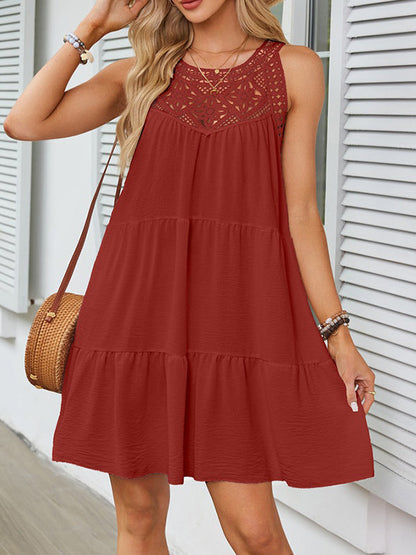 Mini-robe ample sans manches à plis creux de couleur unie, à col rond et à fentes 