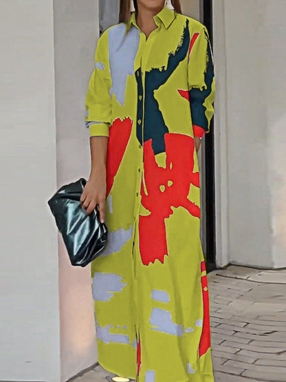 Lockeres, gewickeltes Hemdkleid mit Knöpfen, kontrastfarbenen Taschen, bedrucktem Schlitz an der Seite 