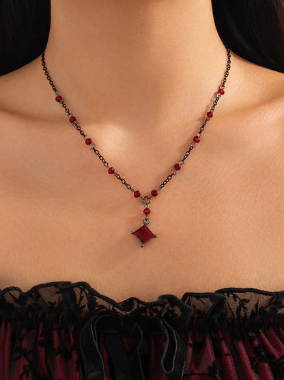 Colliers à pompons géométriques et accessoires 