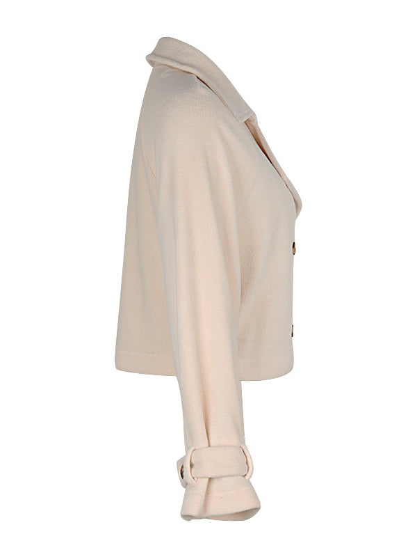 Langärmlige, locker geknöpfte Oberbekleidung mit geteiltem Kragen und Revers 