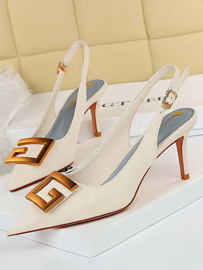 Pumps mit spitzer Zehenpartie und Gürtelschnalle 