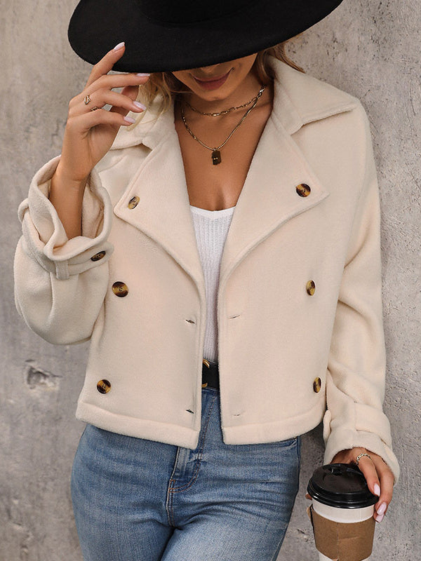 Langärmlige, locker geknöpfte Oberbekleidung mit geteiltem Kragen und Revers 