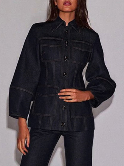 Manches longues, manches bouffantes, poches boutonnées, revers fendus 