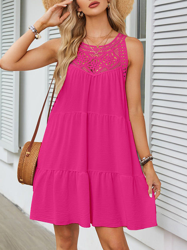 Mini-robe ample sans manches à plis creux de couleur unie, à col rond et à fentes 