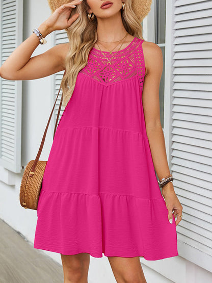 Mini-robe ample sans manches à plis creux de couleur unie, à col rond et à fentes 