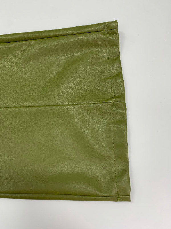 Hose mit hoher Taille, lockeren Faltentaschen und geteilten Beinen 