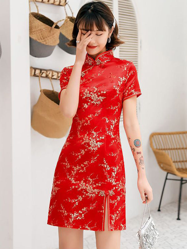 Kurzes Cheongsam mit Stehkragen und Pflaumenblüten-Print 