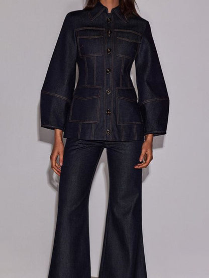 Manches longues, manches bouffantes, poches boutonnées, revers fendus 