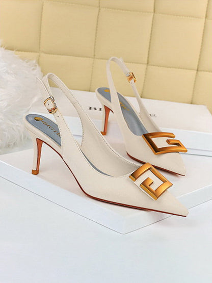 Pumps mit spitzer Zehenpartie und Gürtelschnalle 