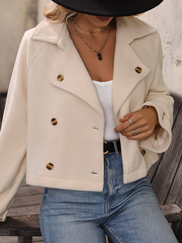 Langärmlige, locker geknöpfte Oberbekleidung mit geteiltem Kragen und Revers 