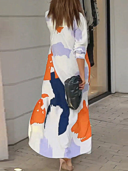 Lockeres, gewickeltes Hemdkleid mit Knöpfen, kontrastfarbenen Taschen, bedrucktem Schlitz an der Seite 