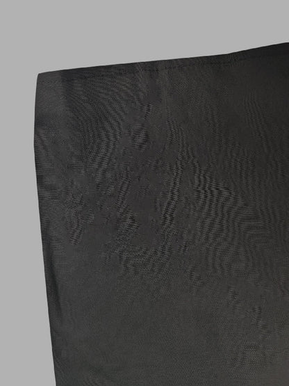 Einfaches, lockeres, schwarzes Midikleid mit Schlitz und langen Ärmeln 