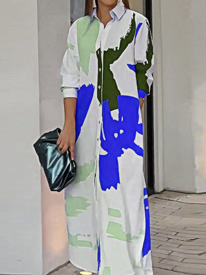 Lockeres, gewickeltes Hemdkleid mit Knöpfen, kontrastfarbenen Taschen, bedrucktem Schlitz an der Seite 
