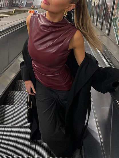 Haut moulant sans manches asymétrique plissé de couleur unie à col montant 