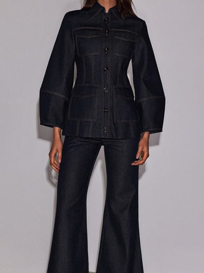 Manches longues, manches bouffantes, poches boutonnées, revers fendus 