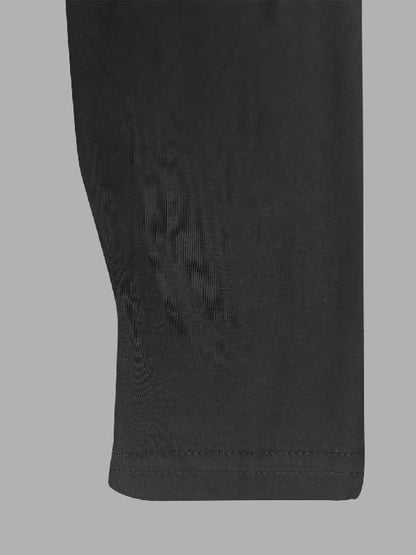 Einfaches, lockeres, schwarzes Midikleid mit Schlitz und langen Ärmeln 