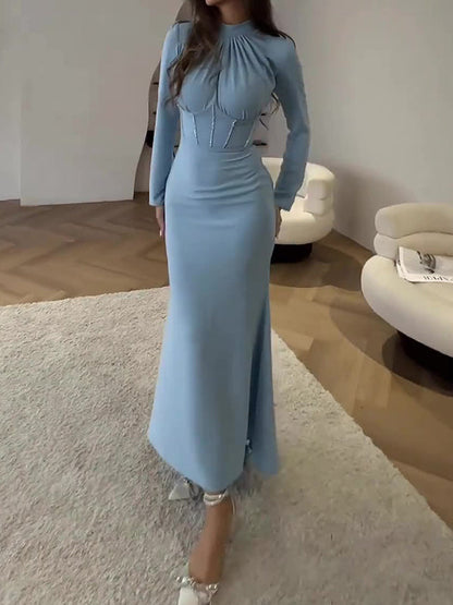 Figurbetontes Maxikleid mit langen Ärmeln, plissiertem, einfarbigem Reißverschluss und Stehkragen 