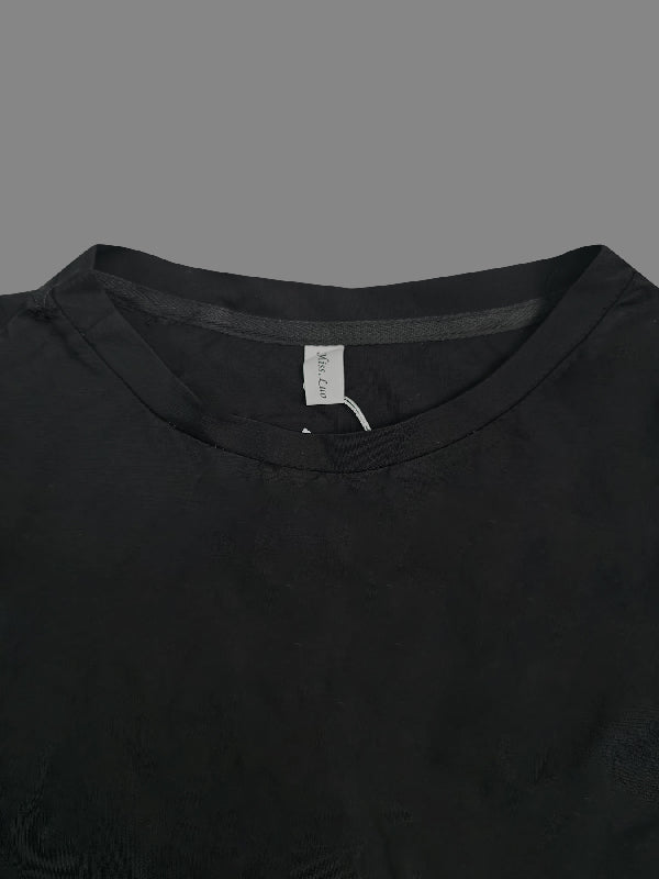 Einfaches, lockeres, schwarzes Midikleid mit Schlitz und langen Ärmeln 