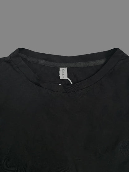 Einfaches, lockeres, schwarzes Midikleid mit Schlitz und langen Ärmeln 