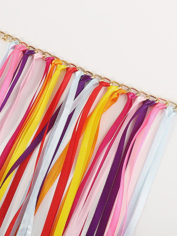 Colliers et accessoires de couleurs contrastées 