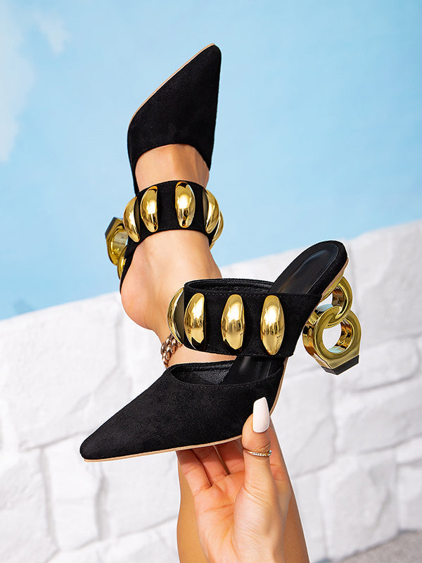 Pumps mit Nieten und geteiltem Gelenk und spitzer Zehenpartie 