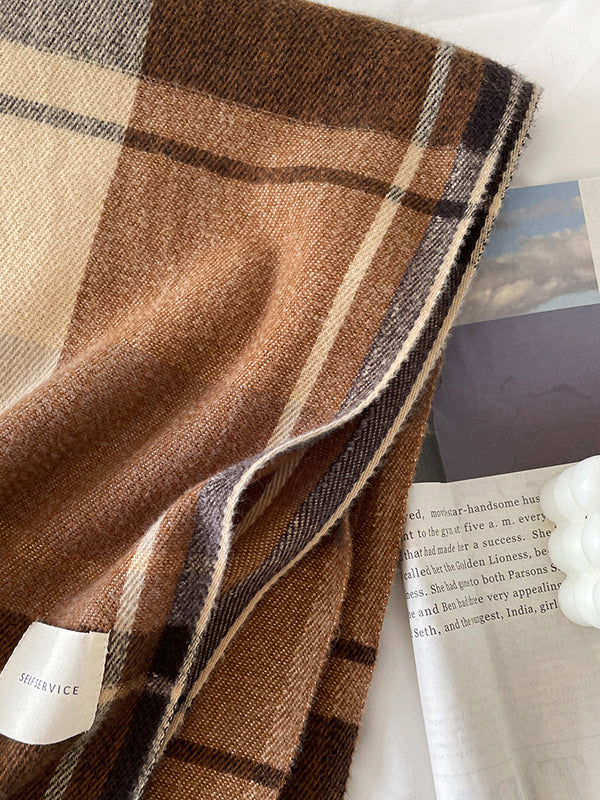 Châle et écharpe à pompons à rayures et carreaux de couleur contrastée 