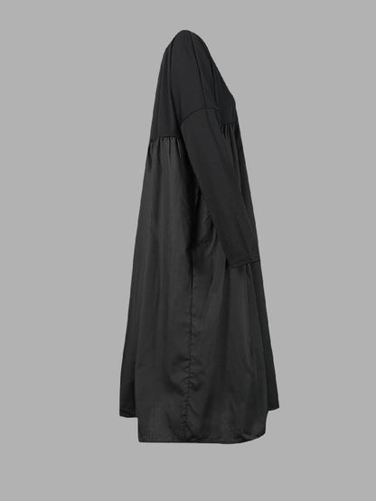 Einfaches, lockeres, schwarzes Midikleid mit Schlitz und langen Ärmeln 