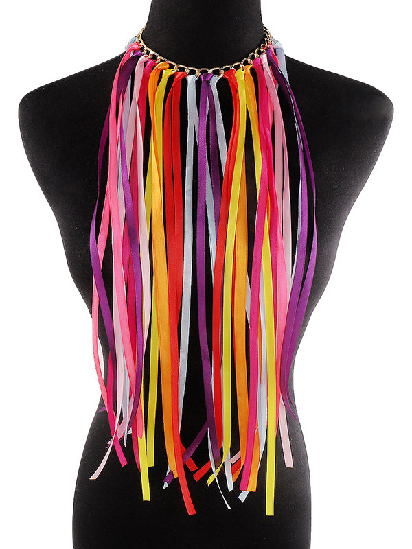 Colliers et accessoires de couleurs contrastées 