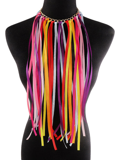 Colliers et accessoires de couleurs contrastées 