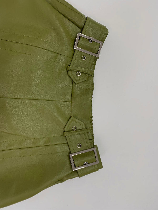 Hose mit hoher Taille, lockeren Faltentaschen und geteilten Beinen 