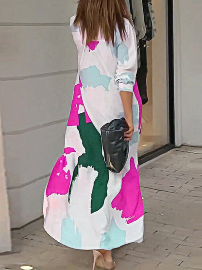 Lockeres, gewickeltes Hemdkleid mit Knöpfen, kontrastfarbenen Taschen, bedrucktem Schlitz an der Seite 