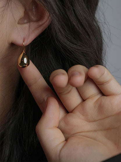 Schlichte geometrische Ohrringe in Wassertropfenform 