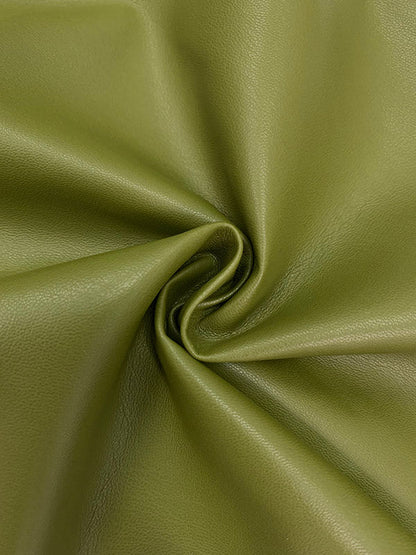 Hose mit hoher Taille, lockeren Faltentaschen und geteilten Beinen 